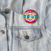 Badge Rond 5 Cm Paix et amour Tie Dye Stripes (En situation)