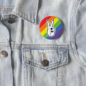 Badge Rond 5 Cm Panneau de Paix Main gauche avec Rainbow LGBTQ Pri (En situation)