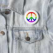 Badge Rond 5 Cm Panneau de paix Rainbow (En situation)