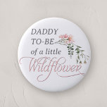 Badge Rond 5 Cm Papa sera d'un petit baby shower fleur sauvage<br><div class="desc">Célébrez l'arrivée prochaine de votre petit avec notre "Pin à boutons de douche pour fille Fleur sauvage rose", un complément parfait à tout baby shower avec son charmant thème fleur sauvage et rose. Cette épingle à boutons magnifiquement conçue comporte le mot "Fleur sauvage" en calligraphie classique et élégante, ornée d'un...</div>