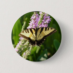 Badge Rond 5 Cm Papillon Swallowtail sur Fleurs sauvages pourpres