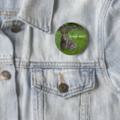 Badge Rond 5 Cm Pâques ce qui ? Bouton (En situation)