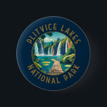 Badge Rond 5 Cm Parc national des lacs Plitvice Croatie en état de<br><div class="desc">Conception d'oeuvres vectorielles Plitvice Lakes. Les lacs du parc sont séparés par des barrages travertins naturels,  créés par l'eau qui s'écoule en couches minces au-dessus des seuils.</div>