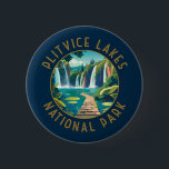 Badge Rond 5 Cm Parc national des lacs Plitvice Croatie en état de<br><div class="desc">Conception d'oeuvres vectorielles Plitvice Lakes. Les lacs du parc sont séparés par des barrages travertins naturels,  créés par l'eau qui s'écoule en couches minces au-dessus des seuils.</div>