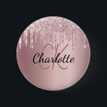 Badge Rond 5 Cm Parties scintillant rose goutte nom monogramme per<br><div class="desc">Un arrière - plan rose et poussiéreux à l'aspect faux métallique rose décoré de gouttes de parties scintillant,  la peinture goutte à goutte. Personnalisez et ajoutez un nom,  vos initiales monographiques.</div>