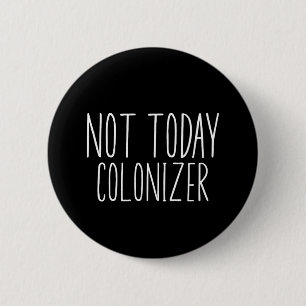 Badge Rond 5 Cm PAS AUJOURD'HUI COLONISATEUR Drôle Rétro 