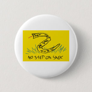 Badge Rond 5 Cm Pas d'étape sur le drapeau de Snek Gadsden