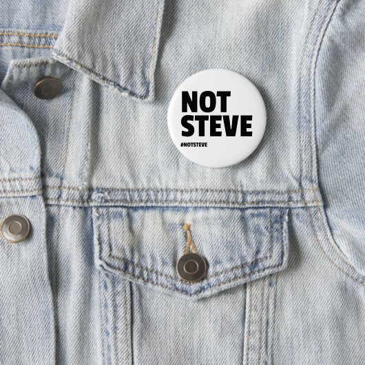 Badge Rond 5 Cm Pas Steve (texte noir) (En situation)