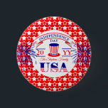 Badge Rond 5 Cm Patriotique Juillet 4 Fête de l'Indépendance Fête<br><div class="desc">Rouge, blanc et bleu patriotique Juillet 4 Fête de l'Indépendance. Dispose d'un feu d'artifice en rouge avec le casquette de l'oncle Sam et l'art à rayures "USA" ainsi que d'une bannière avec le mot "Indépendance". L'arrière - plan dispose d'un motif étoilé sur un arrière - plan rouge. Design original par...</div>