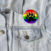 Badge Rond 5 Cm Patte d'ours de gay pride (En situation)