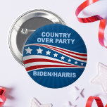 Badge Rond 5 Cm Pays sur le parti Biden Harris<br><div class="desc">Exhorte les Républicains à voter pour Joe Biden et Kamala Harris en plaçant leur pays au-dessus de leur parti politique. Votez bleu pour sauver l'Amérique lors des élections de 2020.</div>
