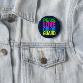 Badge Rond 5 Cm Peace Love Color Guard (En situation)
