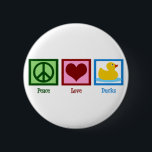 Badge Rond 5 Cm Peace Love Ducks<br><div class="desc">Un joli cadeau parfait pour quelqu'un qui aime les canards ou les cadeaux amicaux pour bébé. Un signe de paix vert,  un coeur roux,  et un canard en caoutchouc jaune mignon.</div>