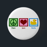 Badge Rond 5 Cm Peace Love Ducks<br><div class="desc">Un joli cadeau parfait pour quelqu'un qui aime les canards ou les cadeaux amicaux pour bébé. Un signe de paix vert,  un coeur roux,  et un canard en caoutchouc jaune mignon.</div>