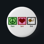 Badge Rond 5 Cm Peace Love & Tricot<br><div class="desc">Je ne vais nulle part sans mes aiguilles et mes fils pour le tricot. Un joli cadeau tricoté qui lit Peace Love Knit sous un joli design.</div>