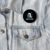 Badge Rond 5 Cm Peekaboo Halloween Edition (En situation)