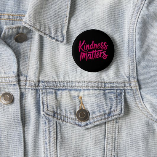 Badge Rond 5 Cm Peinture de Kinding Matters (En situation)