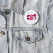 Badge Rond 5 Cm Peinture de Kinding Matters (En situation)