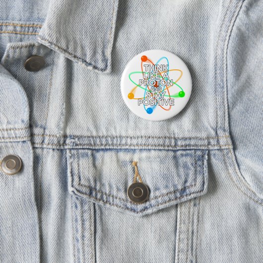 BADGE ROND 5 CM PENSEZ À UN PROTON ET RESTEZ POSITIF (En situation)