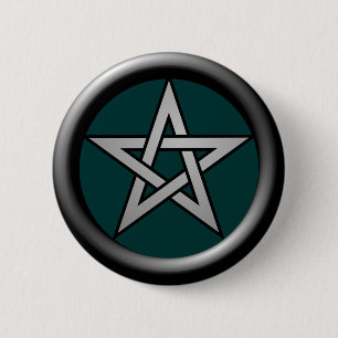 Badge Rond 5 Cm Pentagone étoilé de gris argenté sur le vert de