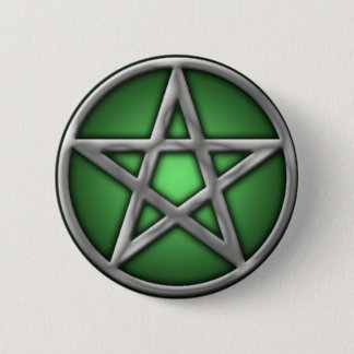 Badge Rond 5 Cm Pentagramme argenté sur le vert