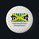 Badge Rond 5 Cm Personnalisé JAMAICA 60e anniversaire de l'indépen<br><div class="desc">Bouton élégant et patriotique de l'indépendance du 60e anniversaire de la JAMAICA pour célébrer le 60e anniversaire de l'INDÉPENDANCE de la JAMAÏQUE. Le design montre JAMAICA JAMAICA dans le célèbre drapeau jaune salé de JAMAICA avec 60 en gras typographie or dans un motif arrière - plan carrelé. Le texte -...</div>