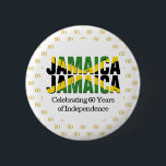 Badge Rond 5 Cm Personnalisé JAMAICA 60e anniversaire de l'indépen<br><div class="desc">Bouton élégant et patriotique de l'indépendance du 60e anniversaire de la JAMAICA pour célébrer le 60e anniversaire de l'INDÉPENDANCE de la JAMAÏQUE. Le design montre JAMAICA JAMAICA dans le célèbre drapeau jaune salé de JAMAICA avec 60 en gras typographie or dans un motif arrière - plan carrelé. Le texte -...</div>