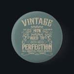 Badge Rond 5 Cm Personnalisé vintage anniversaire whiskey étiquett<br><div class="desc">Vous pouvez ajouter un peu d'originalité à votre collection de placards avec ce design graphique d'anniversaire classique vintage avec des lettres de police de typographie impressionnantes. C'est une excellente idée cadeau pour les hommes, les femmes, les maris, les femmes, les petites amies et les petits amis qui vont adorer cette...</div>