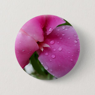 Badge Rond 5 Cm pétale perdue sous la pluie