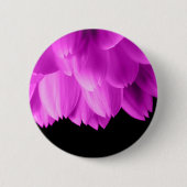 Badge Rond 5 Cm Pétales de fleurs roses chaudes sur noir (Devant)