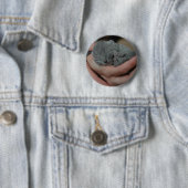 Badge Rond 5 Cm Petit Bébé bleu Kitten (En situation)