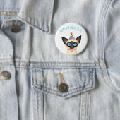 Badge Rond 5 Cm Petit chaton siamais heureux anniversaire à moi ba (En situation)