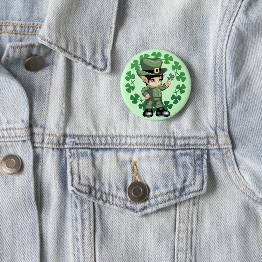 Badge Rond 5 Cm Petit lutin avec des shamrocks (En situation)