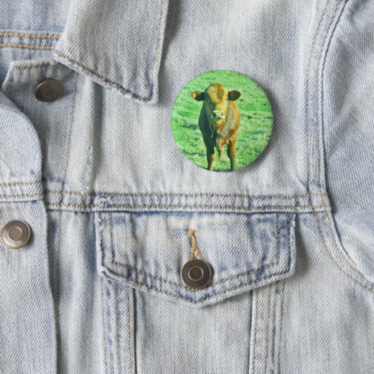 Badge Rond 5 Cm Petite vache Brown en vert pastel (En situation)