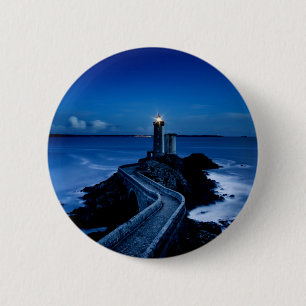 Badge Rond 5 Cm Phare sur mur dans l'océan la nuit