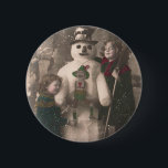 Badge Rond 5 Cm Photo de Christmas Girls et Snowman Vintage<br><div class="desc">Une charmante carte postale de Noël 1910 française de deux jolies et adorables petites filles qui s'embrassent et posent avec leur ami bonhomme de neige festif,  alors que la neige flotte sur elles.</div>