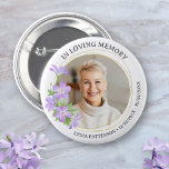 Badge Rond 5 Cm Photo florale Élégante Sympathie Memorial Funérail<br><div class="desc">Honorer votre être aimé avec ce beau bouton avec une photo encadrée d'une bordure en cercle doré fleuri. Ajoutez votre texte personnalisé pour personnaliser. La mémoire de conservation parfaite à distribuer à la famille et aux amis.</div>