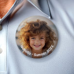 Badge Rond 5 Cm Photo minimaliste moderne - Texte rétro - Personne<br><div class="desc">Une photo simple et minimale avec du texte autour du bord. Cela fait un grand cadeau pour un membre de la famille comme Grand-mère. La photo comprend une bordure sombre de sorte que le texte apparaisse sur n'importe quelle photo. Si vous croyez que cela rend votre photo trop sombre, il...</div>
