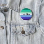 Badge Rond 5 Cm pin pronom Gay He/Him (En situation)