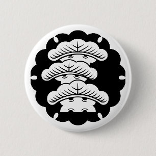 Badge Rond 5 Cm Pin sylvestre enneigé à trois niveaux dans le gâte