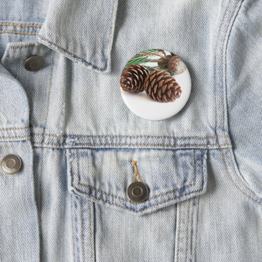 Badge Rond 5 Cm Pine branch and cones (En situation)
