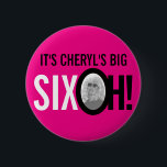 Badge Rond 5 Cm Pink black white 60th SIXOH ! photo birthday<br><div class="desc">Bright hot pink,  blanc et noir 60th birthday SIXOH ! Bright graphic retro-style button pin badge customize with your own name and photo the O of OH. Other matching items are available. Unique design by Sarah Trett for www.mylittleeden.com only on Zazzle.</div>