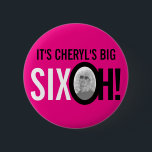 Badge Rond 5 Cm Pink black white 60th SIXOH ! photo birthday<br><div class="desc">Bright hot pink,  blanc et noir 60th birthday SIXOH ! Bright graphic retro-style button pin badge customize with your own name and photo the O of OH. Other matching items are available. Unique design by Sarah Trett for www.mylittleeden.com only on Zazzle.</div>