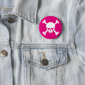Badge Rond 5 Cm Pirate rose, crâne et os croisés (En situation)