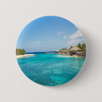 Plage tropicale pittoresque avec huttes de chaume 