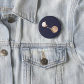 Badge Rond 5 Cm Pluton Selfie (En situation)
