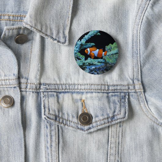 Badge Rond 5 Cm Poisson clown en corail (En situation)