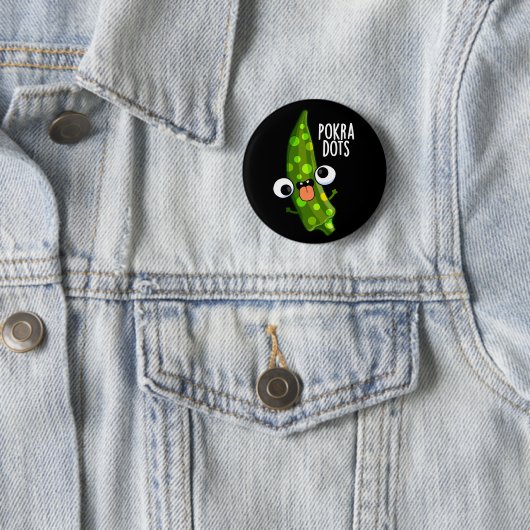 Badge Rond 5 Cm Pokra Dots Funny Okra Pun Dark BG (En situation)