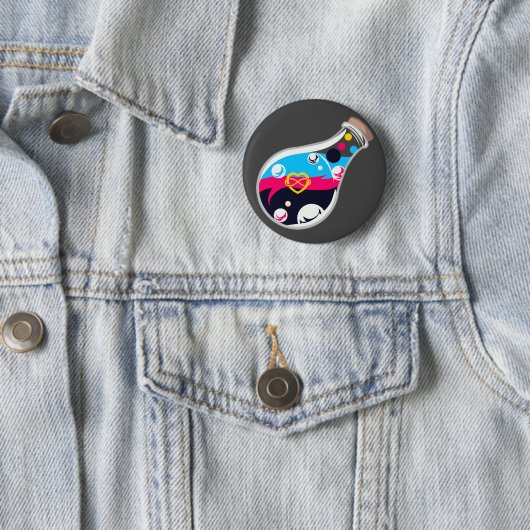 Badge Rond 5 Cm Polyamory Pride Potion Button (En situation)