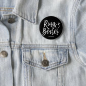 Badge Rond 5 Cm Porteur de l'anneau | Style de script Noir Mariage (En situation)